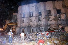 Quake collapses apartment in Taiwan